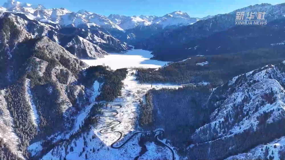 天山天池：在冰封的湖面 畅享冰雪乐趣