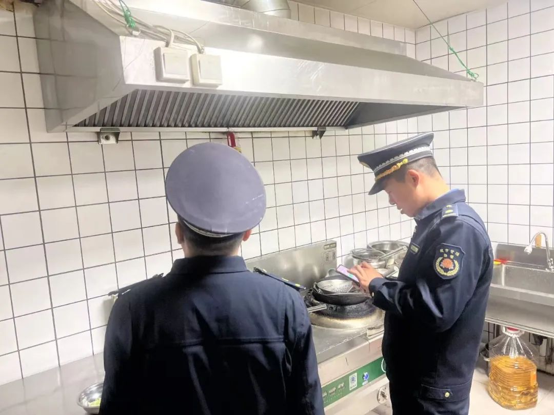 “净”无止境 兰山城管强化餐饮油烟治理
