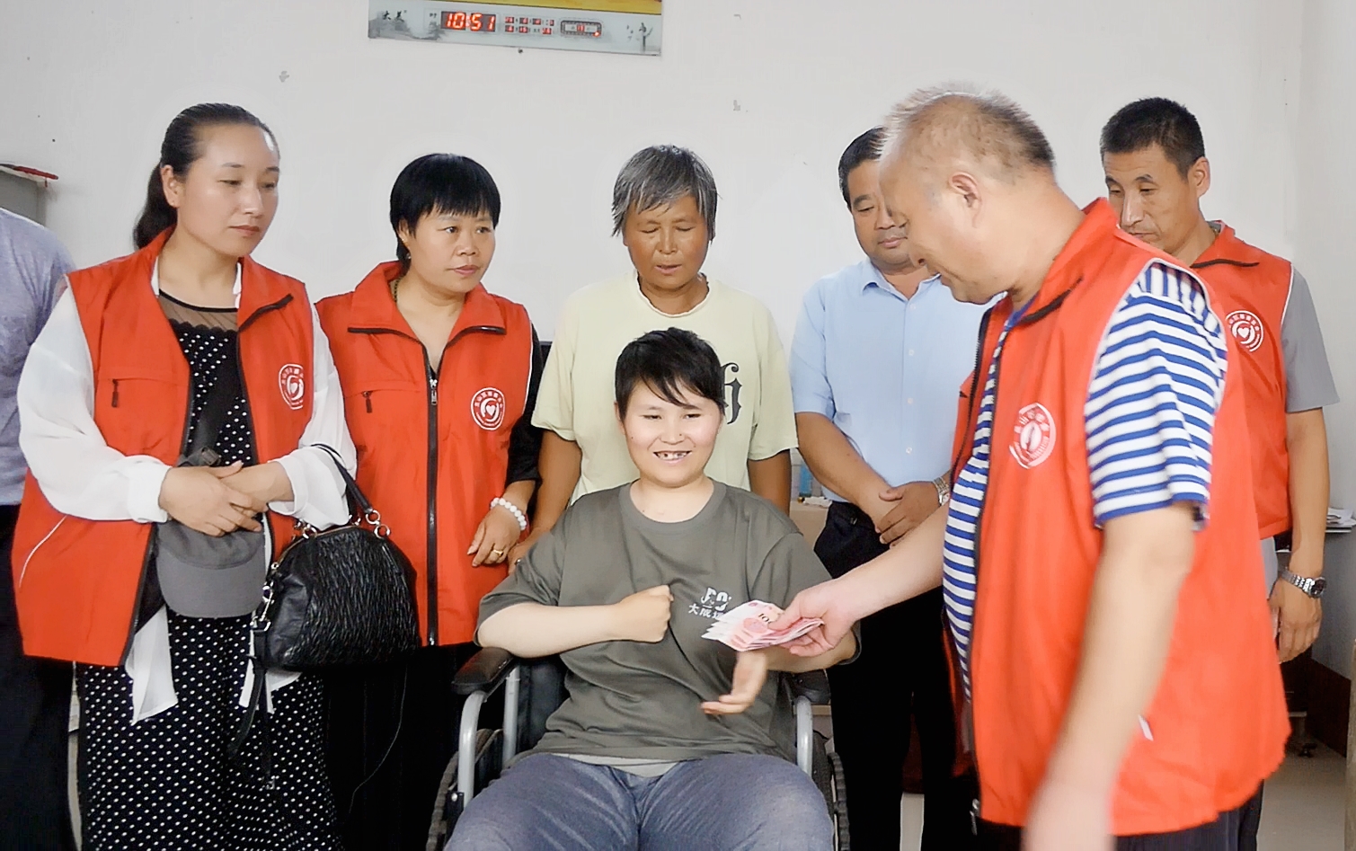 高温酷暑挡不住温情