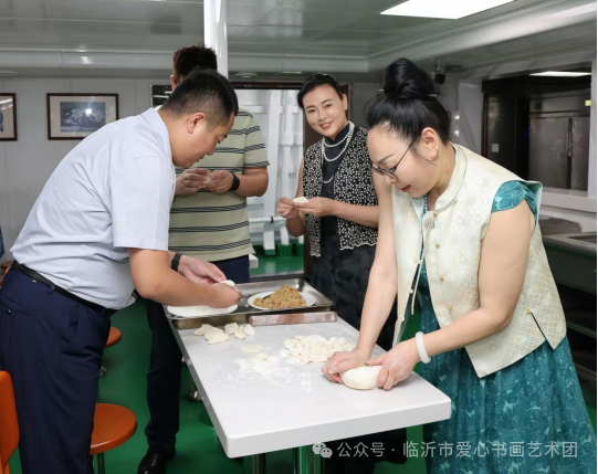 临沂市赴临沂舰开展文化健康进军营光彩拥军万里行活动
