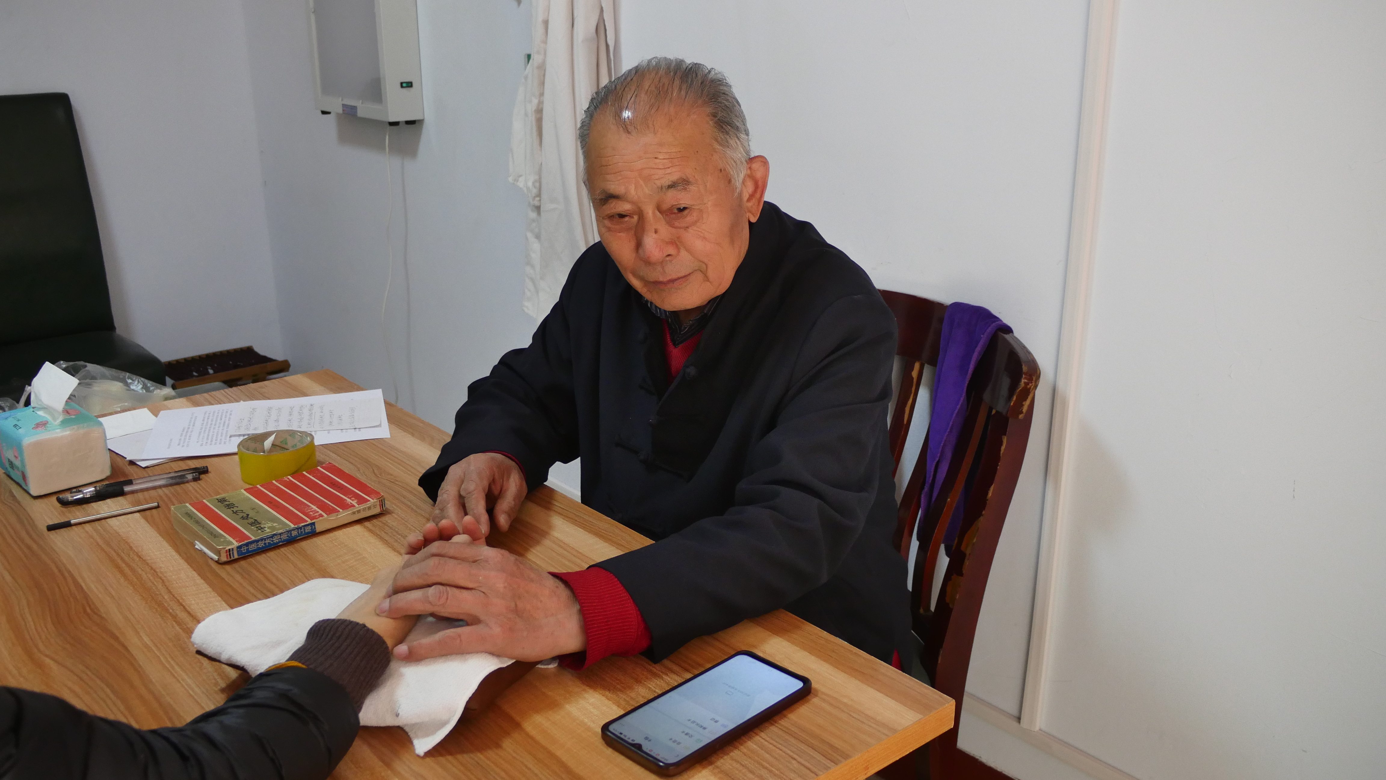八十载医路坚守，“向民” 开启中医传承新篇