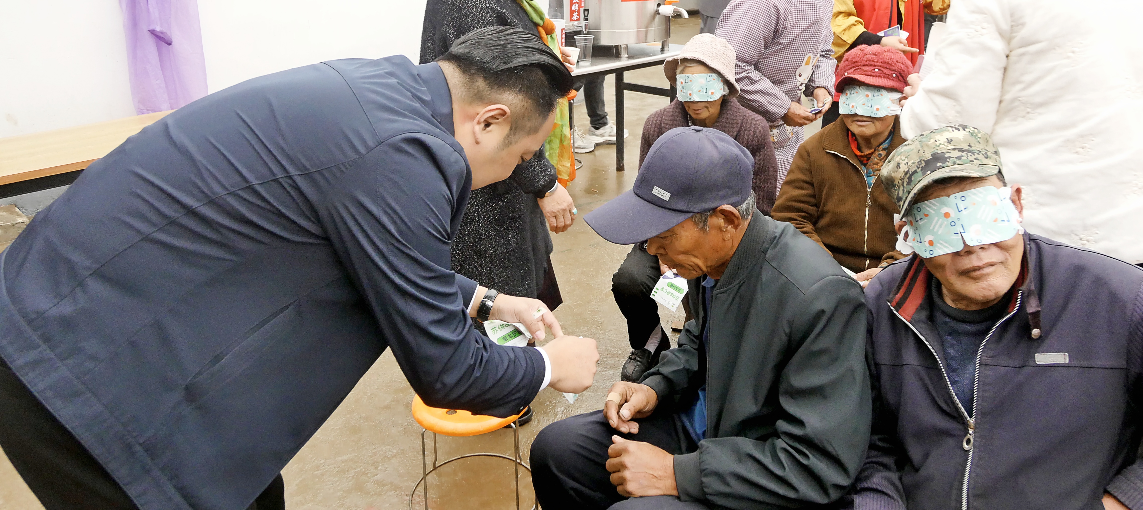 细雨暖冬孝善传情 南巩庄村爱心捐赠为老人撑起温暖晴空