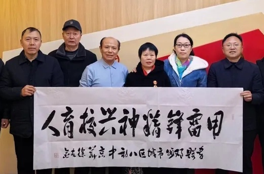 与爱同行向暖生 雷锋精神代代传