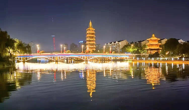 夜幕下的凤城河