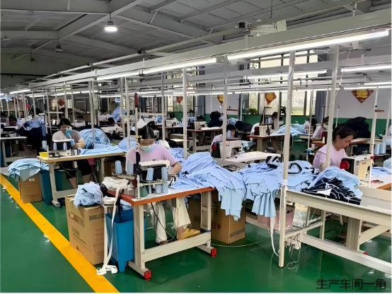 加班赶制保交付 匠心校服暖学子