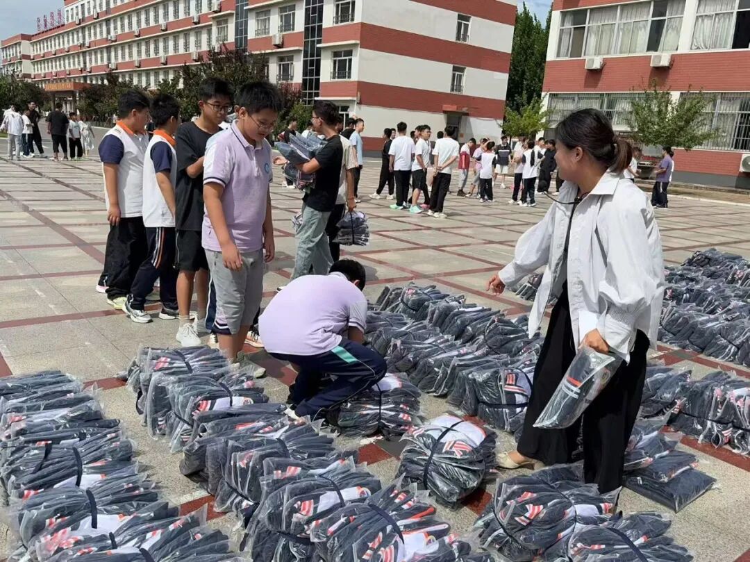 保质交付显担当 匠心校服获好评